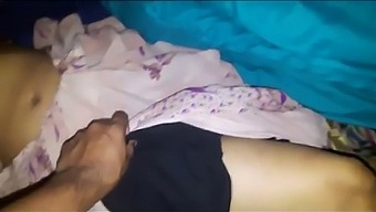 भव्य भारतीय लड़की बेसब्री से लेता है दो पुरुषों पर एक बार में