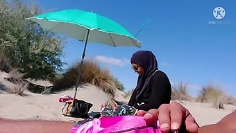 Presenečen Musliman Na Plaži Z Razkrivanjem Svojega Spolovila!