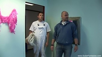 Amaterska Nizozemska Gospodinja Ima Seks Z Dvema Moškima