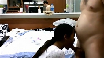 Седамнаестогодишње Азијске Девојке Постају Несташне У Хд Видеу.