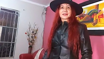 Den Fantastiske Modne Skjønnheten Kler Seg Som En Opphissende Heks På Halloween-Natten