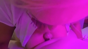 나쁜 간호사가 환자를 유혹하여 얼굴에 정액을 뿌립니다