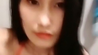 Thaitwentybabe Thỏa Mãn Bản Thân Với Một Con Cặc Giả Màu Tím Và Giày Cao Gót