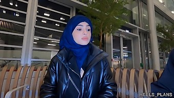 Nadja,一个戴着面纱的伊朗女人,在厕所和走廊上进行肛交,作为飞机付款的一部分