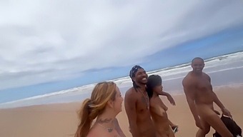 Mlada In Čudovita Latinska Najstnica Uživa V Vročem Trojčku Na Plaži
